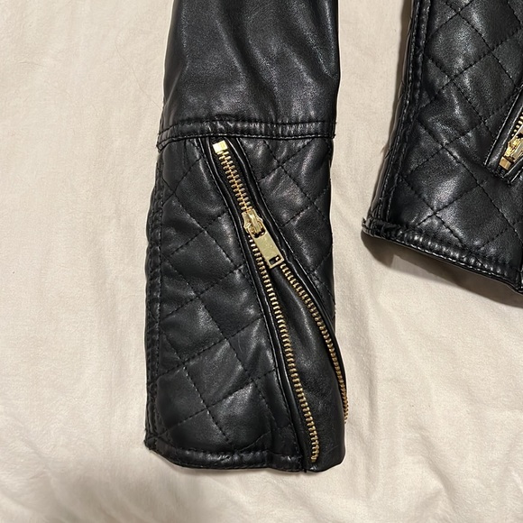 Black leather jacket with a removable fur collar. - Picture 4 of 4